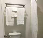 In-room Bathroom 6 Econo Lodge Near Bakersfield Fairgrounds