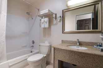 Toilet Kamar 4 Rodeway Inn & Suites Hwy 217 & 26 W