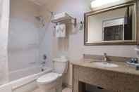 Toilet Kamar Rodeway Inn & Suites Hwy 217 & 26 W