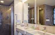 In-room Bathroom 7 Scandic Berlin Potsdamer Platz