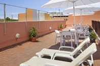 สระว่ายน้ำ Apartamentos Metrópolis Sevilla