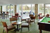 บาร์ คาเฟ่ และเลานจ์ Lingfield Park Marriott Hotel & Country Club