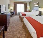 Bedroom 5 Holiday Inn Express Hotel & Suites TOPEKA NORTH, an IHG Hotel