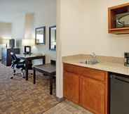 Bilik Tidur 7 Holiday Inn Express Hotel & Suites TOPEKA NORTH, an IHG Hotel