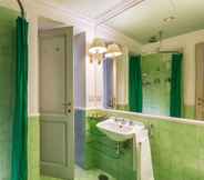 In-room Bathroom 5 Casa Heberart Guest House Capo Le Case