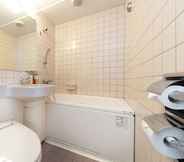 Toilet Kamar 4 Plaza Hotel Premier