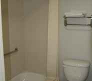 Toilet Kamar 5 Motel 6 Monterey Park, CA