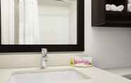 In-room Bathroom 3 Days Inn & Suites by Wyndham North Bay Downtown