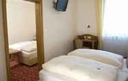 Bedroom 4 Alpina Hotel