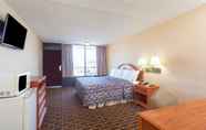 Bedroom 3 Days Inn & Suites by Wyndham Pigeon Forge