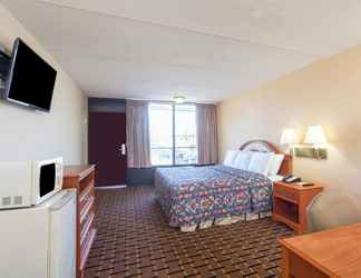 Bedroom 2 Days Inn & Suites by Wyndham Pigeon Forge