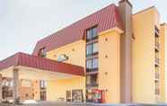 Bangunan 4 Days Inn & Suites by Wyndham Pigeon Forge