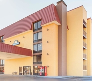 Bangunan 4 Days Inn & Suites by Wyndham Pigeon Forge