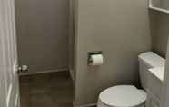 Toilet Kamar 5 Studio Inn Livermore