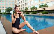 Swimming Pool 5 Courtyard by Marriott Mumbai International Airport