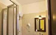 In-room Bathroom 4 Hotel Residenza Petra