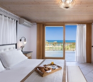 Bilik Tidur 3 Mitsis Blue Domes Resort & Spa - All Inclusive