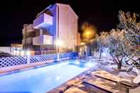 Swimming Pool Bol apartments Gospojica