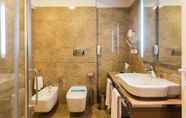 In-room Bathroom 7 Hotel Palazzo San Lorenzo & SPA