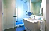 In-room Bathroom 7 The Washington by LuxUrban, Trademark Collection by Wyndham