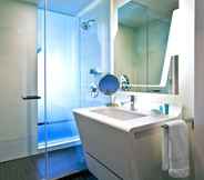 Toilet Kamar 7 The Washington by LuxUrban, Trademark Collection by Wyndham