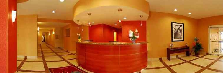 Lobi Comfort Suites Airport