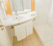 In-room Bathroom 6 ibis Girona Costa Brava