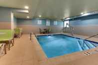 Swimming Pool Holiday Inn Express Pittston - Scranton Airport, an IHG Hotel