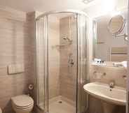 In-room Bathroom 5 Hotel Continental - TonelliHotels
