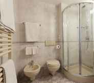In-room Bathroom 4 Hotel Continental - TonelliHotels