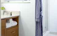 In-room Bathroom 7 HYATT house Chicago/Naperville/Warrenville