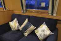 Common Space Houseboat Hotels