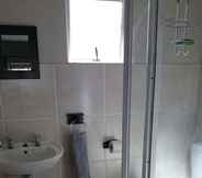 Toilet Kamar 5 At Eezzze Riversway Self Catering