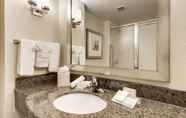 Phòng tắm bên trong 7 Hilton Garden Inn Waldorf