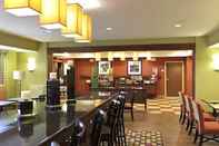 Bar, Kafe, dan Lounge Hampton Inn Yorkville