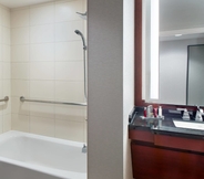 In-room Bathroom 7 Atlanta Airport Marriott Gateway