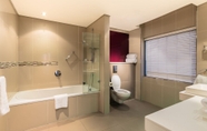 In-room Bathroom 6 Holiday Inn Rosebank, an IHG Hotel