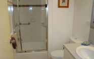 In-room Bathroom 7 Noosa Yallambee Holiday Apartments