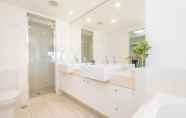 In-room Bathroom 3 Beaches on Lammermoor Apartments