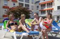 Swimming Pool Cedar Point's Hotel Breakers