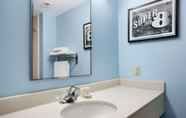 In-room Bathroom 7 Super 8 by Wyndham Pennsville/Wilmington