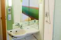 Toilet Kamar ibis budget Bayeux