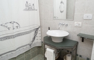 Toilet Kamar 4 Peninsula Petit Hotel