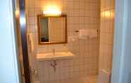 In-room Bathroom 4 Milling Hotel Saxildhus