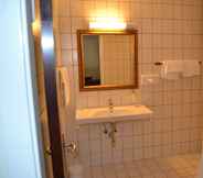 In-room Bathroom 4 Milling Hotel Saxildhus