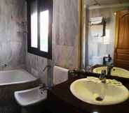 In-room Bathroom 6 Hotel Reyesol