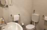 Toilet Kamar 5 Hotel Oleggio Malpensa
