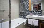 In-room Bathroom 5 Novotel Roma Eur