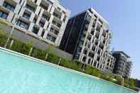 Swimming Pool Ramada Plaza by Wyndham Milano