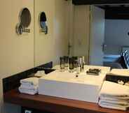 In-room Bathroom 2 Hotel Dis